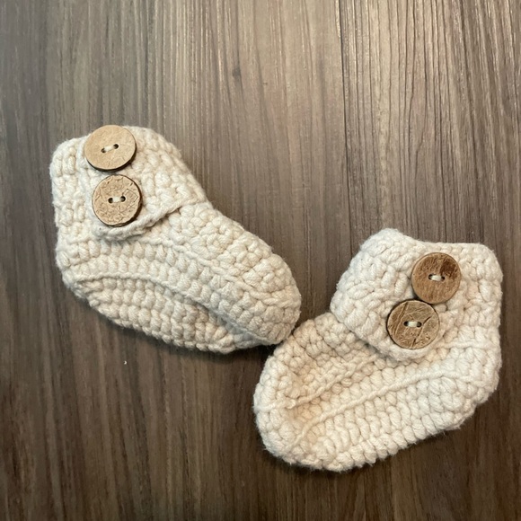 Handmade Cream Crochet Baby Booties with Buttons OS - Picture 1 of 4
